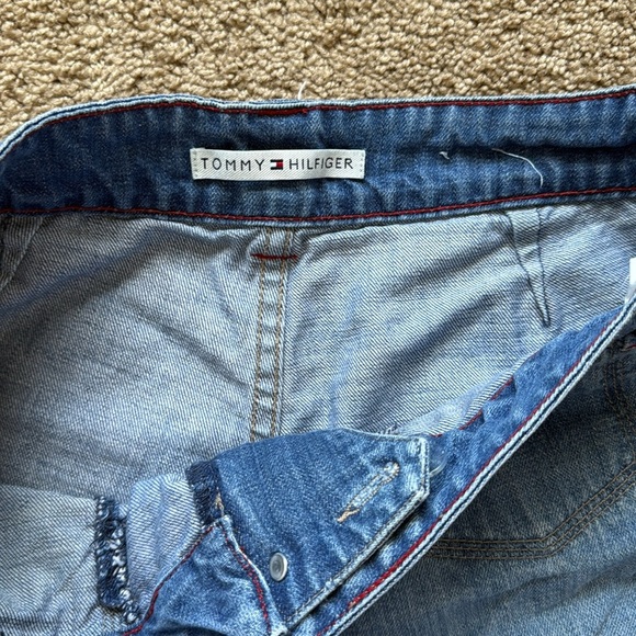 Vintage Y2K Tommy Hilfiger Mid Rise Patch Pocket Denim Shorts - Picture 3 of 8